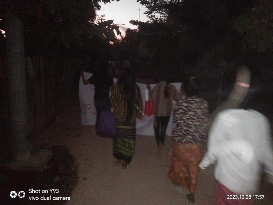 naingnaingaung's tweet photo. Yesterday evening in Sagaing Region,the Villages of Northern Yinmarbin Strike Force passionately conducted an anti-military dictatorship protest. They displayed a banner conveying the message:"Rely on people, gather strength, learn from history to forge a new era."
#2023Dec29Coup https://t.co/2jSx7FEiP2