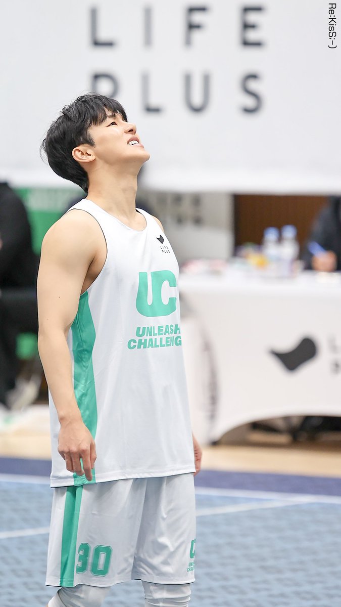 re_KisSmile's tweet photo. 🏀231216🏀
🐦⬛LIFE PLUS🐦⬛
UC UNLEASH CHALLENGE⛹️♂️
농구 경기 이겨서
인수 넘 기뻤나봐
이렇게 좋은 표정을 고 있었는지 아세요? ♡ㅎ_ㅎ
👋🏻
@k10208888
#MYNAME #insoo #마이네임 #인수 #インス #강인수
#LIFEPLUS #라이프플러스 #라이프플러스_스포츠 #언리쉬챌린지 #농구 https://t.co/rQgvEdpLRp