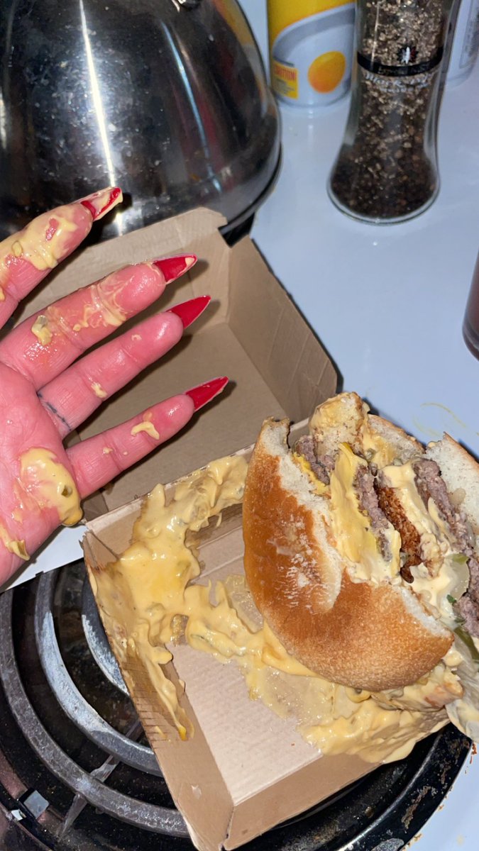 Kim_k755's tweet photo. @McDonalds  when I say extra Mac sauce I didn’t mean this, but I appreciate it 😂 https://t.co/OrFtk6MSGZ