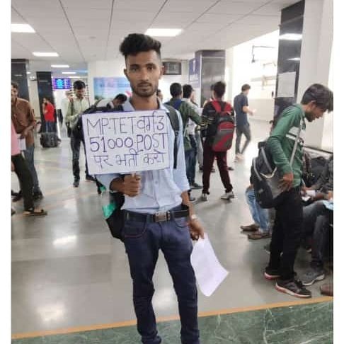 Surendrabarod3's tweet photo. #प्राथमिक_शिक्षक_भर्ती_2020
माननीय मुख्यमंत्री श्री@DrMohanYadav51  जी निवेदन है कि प्राथमिक शिक्षक भर्ती वर्ग3 में #पदवृद्धि करने की कृपा करें पिछले 2 साल से मांग कर रहे है 12 साल बाद भर्ती आई है
#POSTINCREASE_MPTET_VARG3
@DainikBhaskarMP @BJP4MP @MPTakOfficial @CMMadhyaPradesh https://t.co/vM3jsZ08Vp