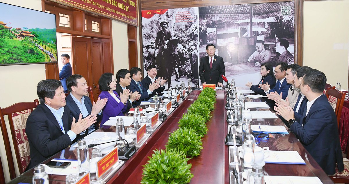 dbndtv's tweet photo. Chiều 28.12, Ủy viên Bộ Chính trị, Chủ tịch Quốc hội Vương Đình Huệ và Đoàn công tác Trung ương đã về thăm huyện Định Hoá, tỉnh Thái Nguyên, nghe báo cáo kết quả thực hiện chủ trương xây dựng huyện Định Hoá đạt chuẩn nông thôn mới vào năm 2023. https://t.co/SDZccueze2