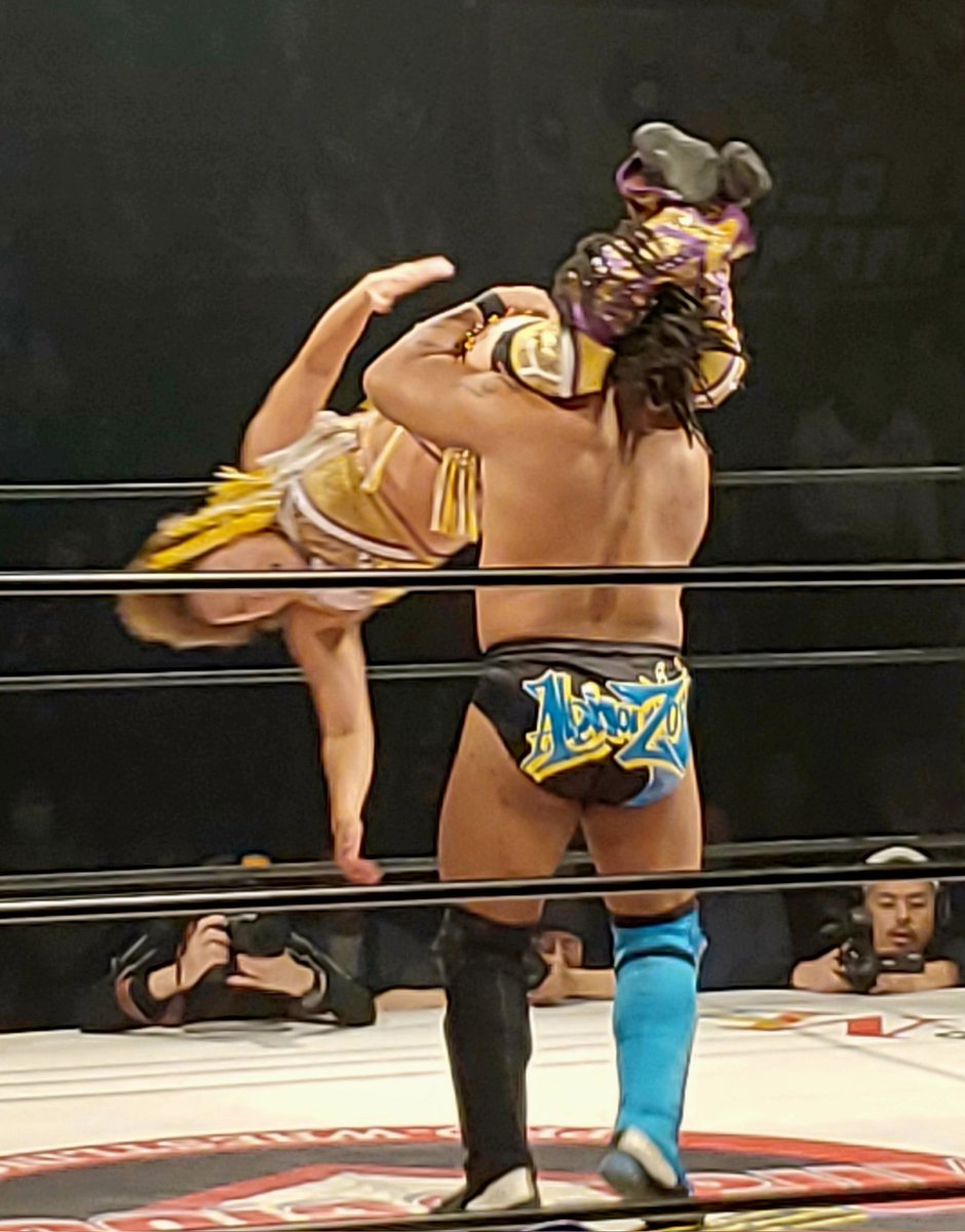 yellowwave0124's tweet photo. 2023/12/28 #Marvelouspro
新木場大会 年内最終戦
VinnieMassaro &
永島千佳世 & 彩羽匠
対 #Alphazo 選手
コルバタ💫華麗すぎる✨
#永島千佳世 https://t.co/JWSX2LY9E3