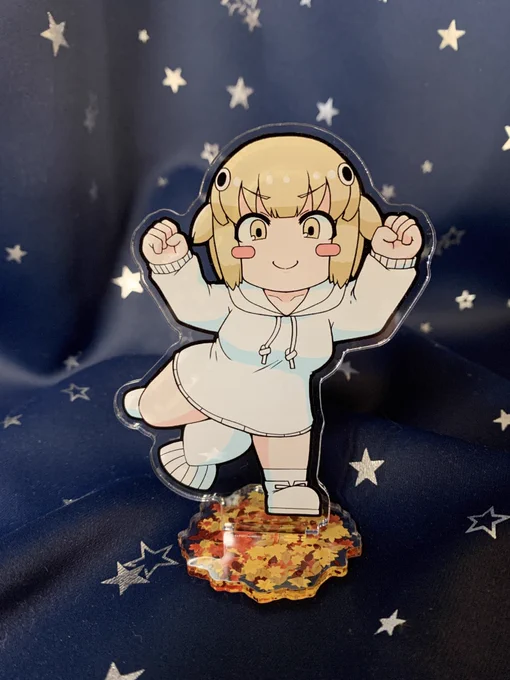 冬コミ新作、なまずちゃんのアクリルスタンドが量産化(??)されて冬コミで出されます 気になる人ぜひ見に来てね…! (量産版は写真のものと台座デザインちょっと違います
