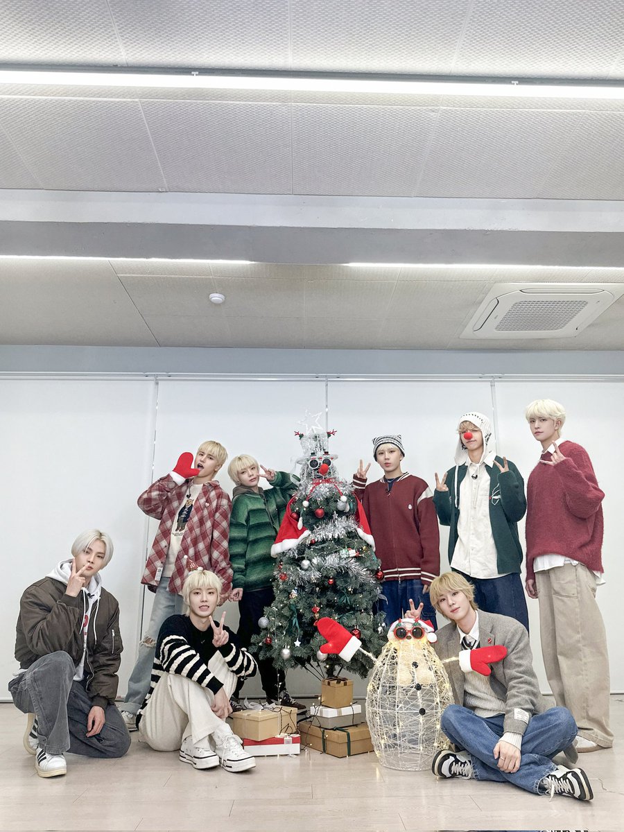 8TURN_official's tweet photo. [📢]
8TURN FAN CONCERT [TURN TABLE : cresc. ∞] 티켓 마감 안내

🎪 8TURN의 레코드샵 마감까지 단, 1시간 ⏰️
최초 공개될 3집 무대도 기대해주세요💕

✔ 티켓 판매 기간 : ~2023.12.29(금) 3PM 
✔ 예매처 : 티켓링크 (https://t.co/wW1DDmLiK3)

#8TURN #EIGHT_TURN #에잇턴 #エイトターン #TURNTABLE