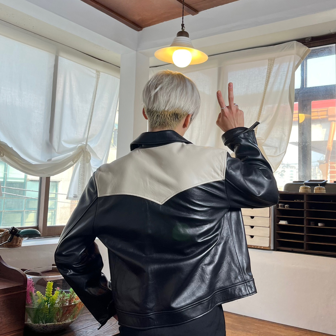 itta_magazine's tweet photo. 𝙂𝙐𝙀𝙎𝙎 𝙒𝙃𝙊?

2024년 첫번째 ITTABOOK 11호 모델을
뒷모습 스포일러로 만나보세요💕

힌트1. 박대표님🐺
힌트2. HAMO

모두를 Lucky Rocky로 빠져들게 할
ITTABOOK 11호 모델은 누구일까요? 🧐 https://t.co/L3yBVlBbPH