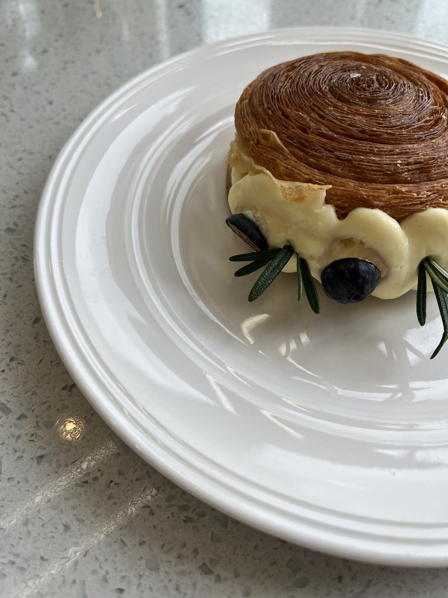 annjfr's tweet photo. Had my first cromboloni earlier this year before it went viral. 
One of the best pastries i had — from SevenOaks Cafe, Jb. 

Crunchy on the outside, soft on the inside (tak liat at all). And so wangiiii
Not too sweet and muak. 
For someone yang tak suka makan manis, this one kena dengan tekak.