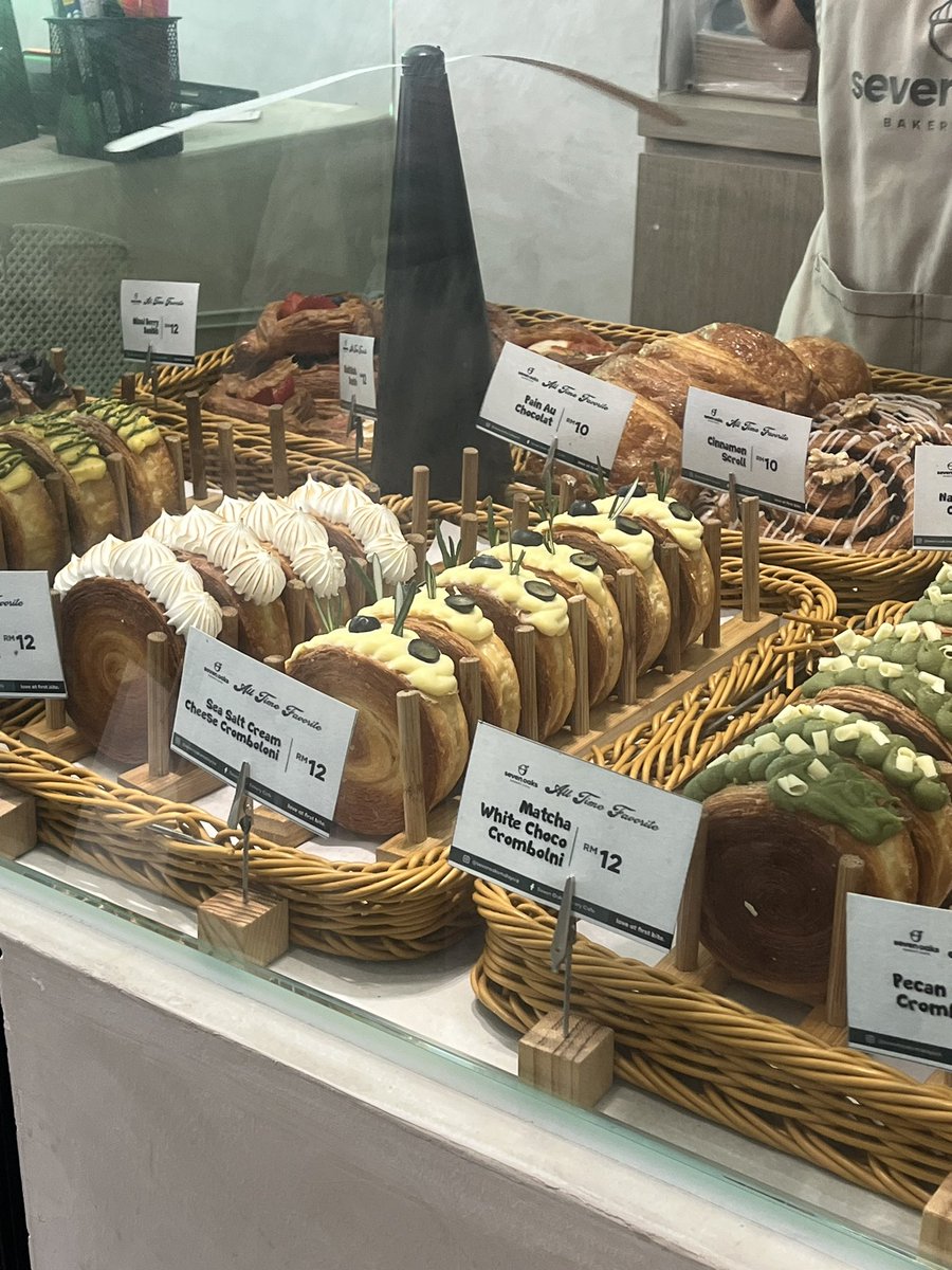 annjfr's tweet photo. Had my first cromboloni earlier this year before it went viral. 
One of the best pastries i had — from SevenOaks Cafe, Jb. 

Crunchy on the outside, soft on the inside (tak liat at all). And so wangiiii
Not too sweet and muak. 
For someone yang tak suka makan manis, this one kena dengan tekak.