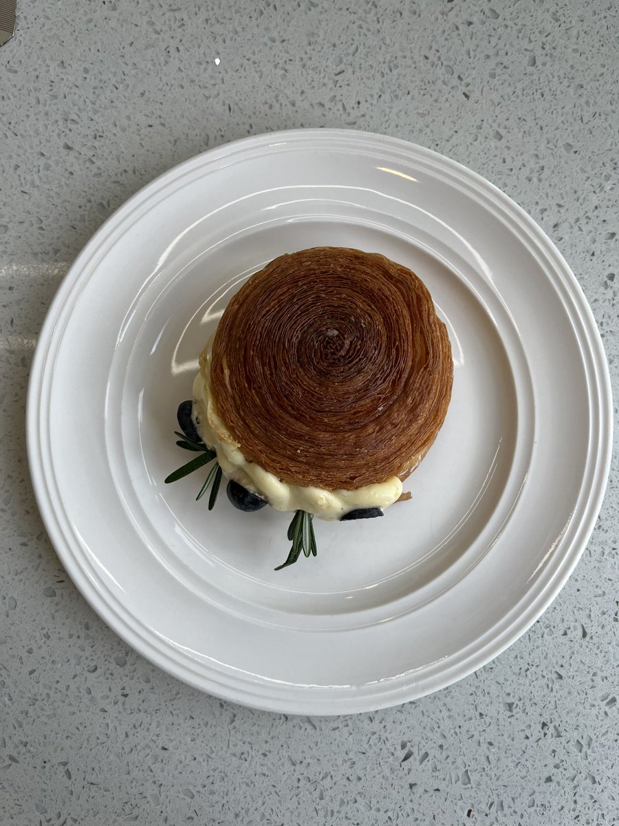 annjfr's tweet photo. Had my first cromboloni earlier this year before it went viral. 
One of the best pastries i had — from SevenOaks Cafe, Jb. 

Crunchy on the outside, soft on the inside (tak liat at all). And so wangiiii
Not too sweet and muak. 
For someone yang tak suka makan manis, this one kena dengan tekak.