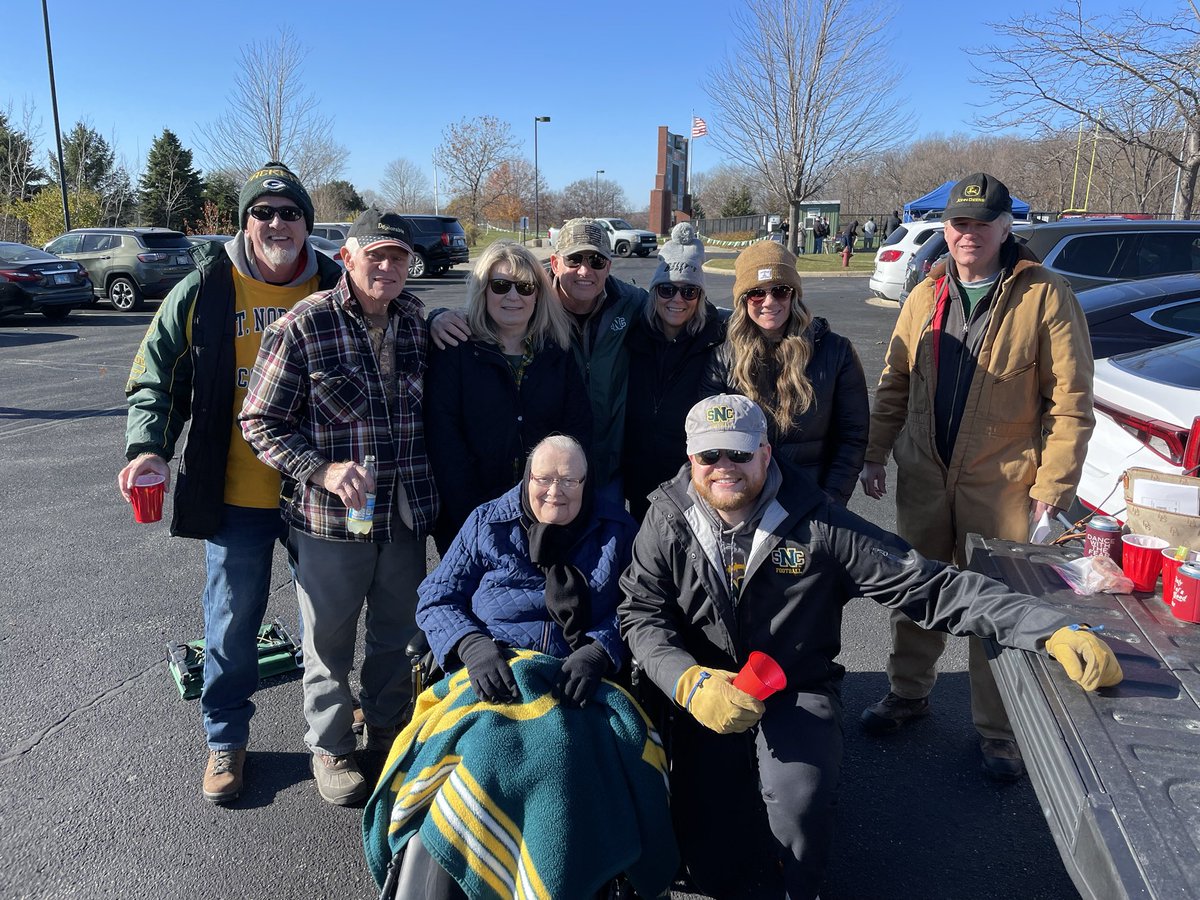 Tailgating scene at the 2nd annual ⁦@cousinssubs⁩ Lakefront Bowl. We could not have asked for better weather. We look forward to next year’s event at Wisconsin Lutheran College. #d3fb