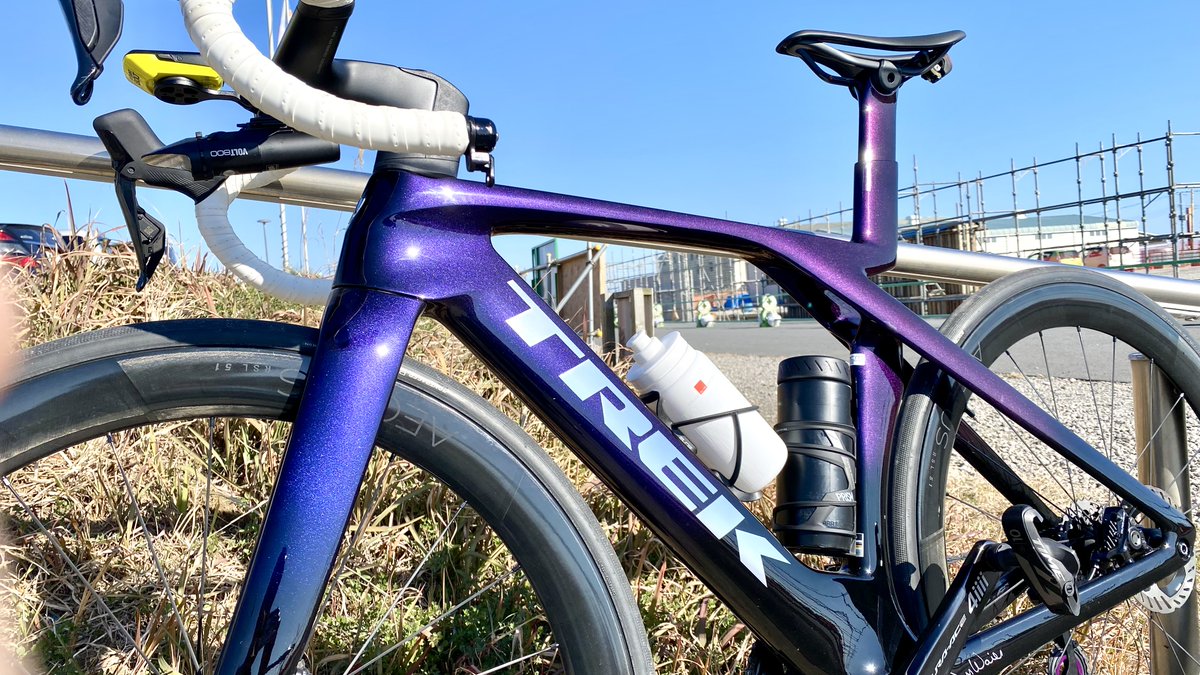 asakitakayukir2's tweet image. TREKのProject One、Full FadeのPurple Phaze / Trek Blackの実車写真。
Purple Phazeはwebだと本当にわかりにくい色で、基本的には深い紫っぽい感じなのですが、日が当たると角度によって色味は変化する塗装です。
Project Oneのカラーで、お悩みの方の参考になれば幸いです。
#TREK
#ProjectOne