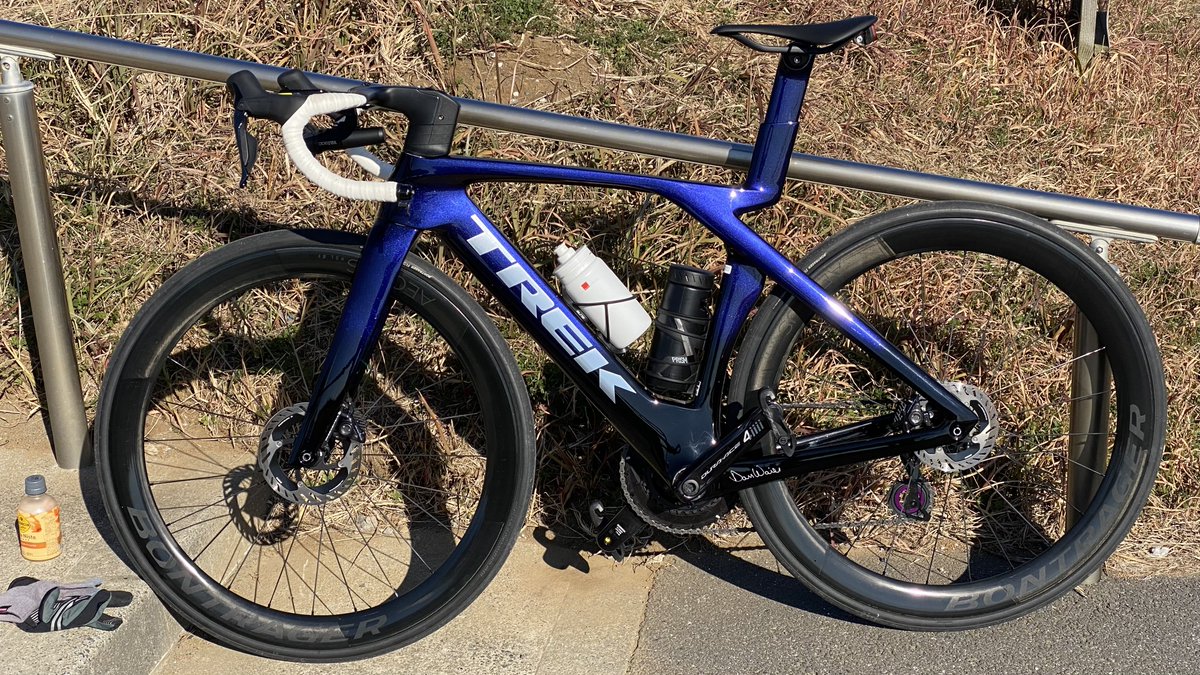asakitakayukir2's tweet image. TREKのProject One、Full FadeのPurple Phaze / Trek Blackの実車写真。
Purple Phazeはwebだと本当にわかりにくい色で、基本的には深い紫っぽい感じなのですが、日が当たると角度によって色味は変化する塗装です。
Project Oneのカラーで、お悩みの方の参考になれば幸いです。
#TREK
#ProjectOne