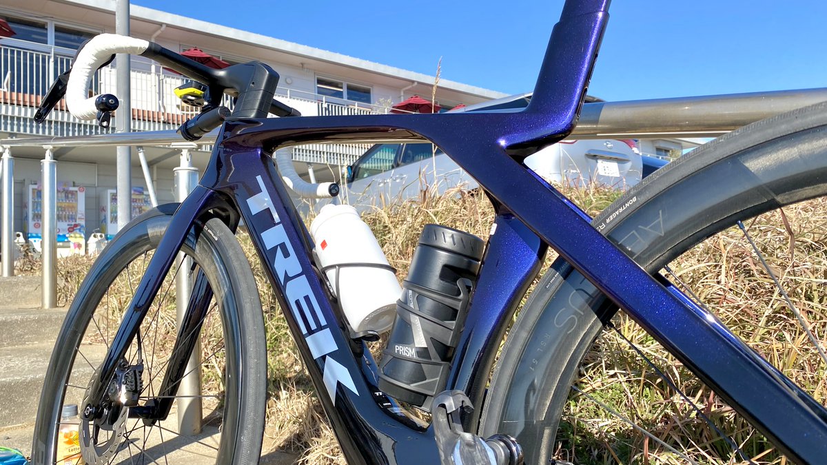 asakitakayukir2's tweet image. TREKのProject One、Full FadeのPurple Phaze / Trek Blackの実車写真。
Purple Phazeはwebだと本当にわかりにくい色で、基本的には深い紫っぽい感じなのですが、日が当たると角度によって色味は変化する塗装です。
Project Oneのカラーで、お悩みの方の参考になれば幸いです。
#TREK
#ProjectOne