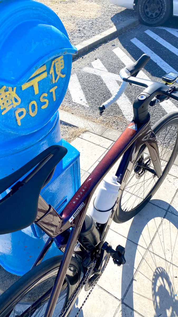 asakitakayukir2's tweet image. TREKのProject One、Full FadeのPurple Phaze / Trek Blackの実車写真。
Purple Phazeはwebだと本当にわかりにくい色で、基本的には深い紫っぽい感じなのですが、日が当たると角度によって色味は変化する塗装です。
Project Oneのカラーで、お悩みの方の参考になれば幸いです。
#TREK
#ProjectOne