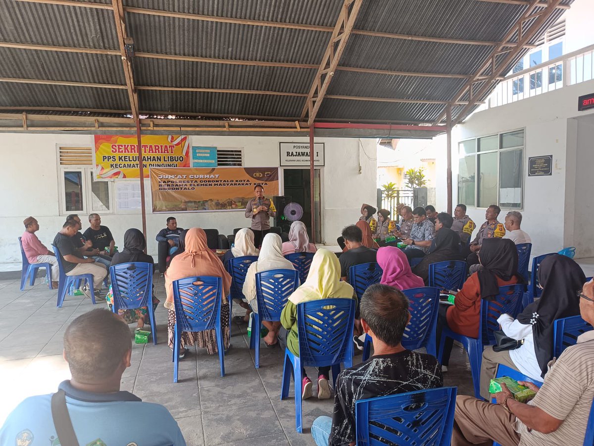 PDungingi's tweet photo. Kegiatan Jumat Curhat Kapolresta Gorontalo Kota bersama Elemen Masyarakat di wilayah kelurahan Huangobotu Kecamatan Dungingi bersama Para Pju Polresta Gorontalo Kota dan Kapolsek Jajaran. Jumat, 29 Desember 2023.

@DivHumas_Polri 
@humaspoldagtlo 
@Humaspolreskota https://t.co/rHHgBcOwy1