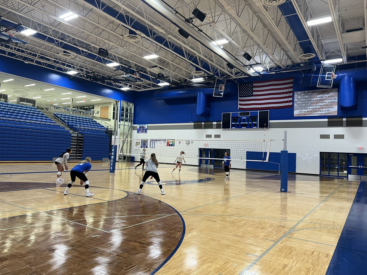 KoMetVolleyball's tweet photo. Fun night with some of our KM Volleyball Alumni &amp; Coaches - great time with a lot of laughs! https://t.co/VdQtoxL40K