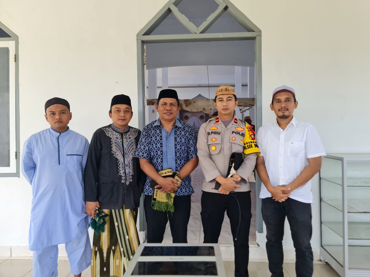 PDungingi's tweet photo. Kegiatan Sholat Jumat Keliling Berjamaah Kapolsek Dungingi di Masjid Mubarokah Kel. Huangobotu Kec. Dungingi Kota Gorontalo.

@DivHumas_Polri 
@humaspoldagtlo 
@Humaspolreskota https://t.co/pewmEP55tQ