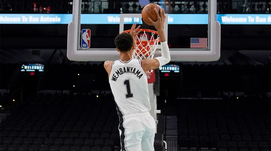 Twowayh00ps's tweet photo. Victor Wembanyama today in only 23 minutes:
28 Points
6 Rebounds
5 Assists (1 TO)
7 Blocks
8-13 FG
2-4 3PT%
80.5% TS%

ROTY and #NBAAllStar https://t.co/sPYTq8KL1F