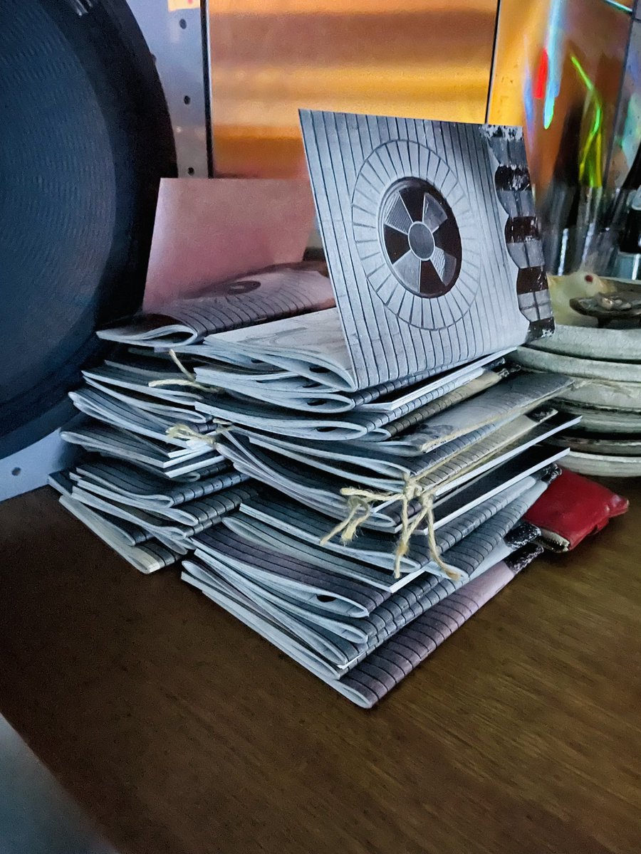 @hachi_kyoto 『レコード大好き小学生カケル』の原型のボツネーム『レコードはじめました』が面白ZINとなって発売になりました!
2話掲載の72ページ!
京都五条Hachi Record Shop & Bar にて全冊サイン入り限定30部の販売です!
『カケル』に引き継がれているネタもチラホラ。
#レコード #アナログレコード