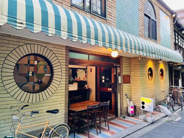 @hachi_kyoto 『レコード大好き小学生カケル』の原型のボツネーム『レコードはじめました』が面白ZINとなって発売になりました!
2話掲載の72ページ!
京都五条Hachi Record Shop & Bar にて全冊サイン入り限定30部の販売です!
『カケル』に引き継がれているネタもチラホラ。
#レコード #アナログレコード