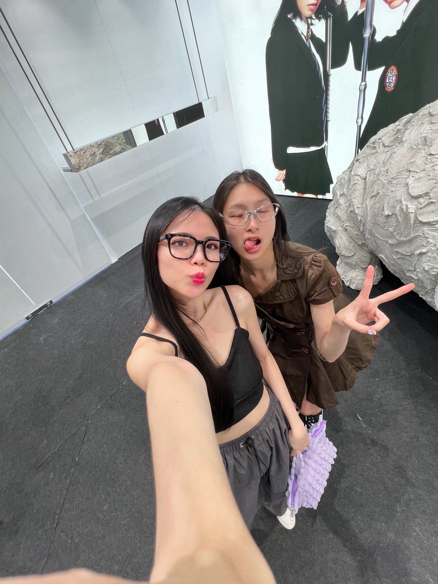 joilynn__'s tweet photo. your fav auntie and niece duo 👭🏻 
yes. my niece is 8 years younger than me and I make her call me 姐姐 😂🙈 https://t.co/c3tarlMXJC