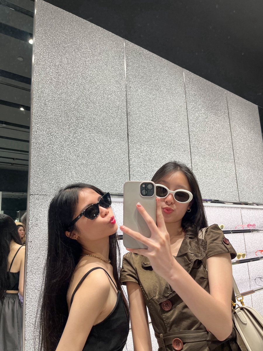 joilynn__'s tweet photo. your fav auntie and niece duo 👭🏻 
yes. my niece is 8 years younger than me and I make her call me 姐姐 😂🙈 https://t.co/c3tarlMXJC