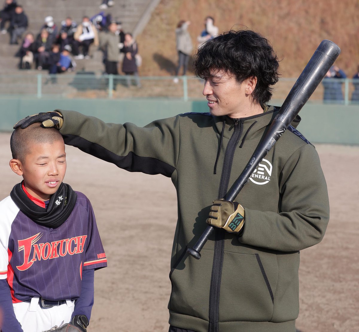 hochi_orix's tweet image. #広陵 高校野球部OBの野球教室⚾️で、参加者の頭をなでなでする #福田周平 選手😏 
#Bs2023 #Orix_Buffaloes     

スポーツ報知の野球情報 hochi.news/npb/