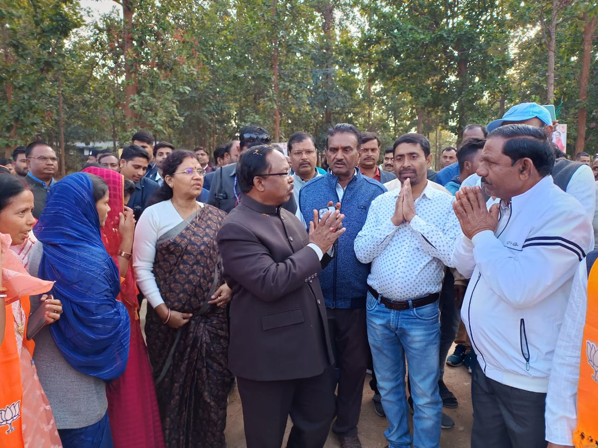 ramvicharnetam's tweet photo. मंत्री के रूप में शपत लेने के पश्चात प्रथम बार बलरामपुर आगमन पर पार्टी पदाधिकारियों ऊर्जावान कार्यकर्ताओं और बलरामपुर के मेरे परिवारजनों द्वारा किए गए भव्य स्वागत एवं अभिनंदन से हृदय अभिभूत है।

इस स्नेह, सम्मान और अपनत्व के लिए आप सभी का हृदय से आभार प्रकट करता हूँ। https://t.co/gy19vmCPOd