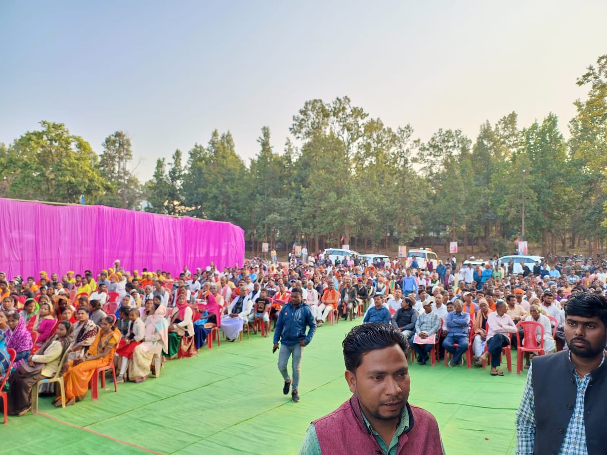 ramvicharnetam's tweet photo. मंत्री के रूप में शपत लेने के पश्चात प्रथम बार बलरामपुर आगमन पर पार्टी पदाधिकारियों ऊर्जावान कार्यकर्ताओं और बलरामपुर के मेरे परिवारजनों द्वारा किए गए भव्य स्वागत एवं अभिनंदन से हृदय अभिभूत है।

इस स्नेह, सम्मान और अपनत्व के लिए आप सभी का हृदय से आभार प्रकट करता हूँ। https://t.co/gy19vmCPOd