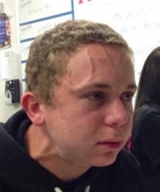 Chris conteniendo las ganas de gritar del enojo en este momento: