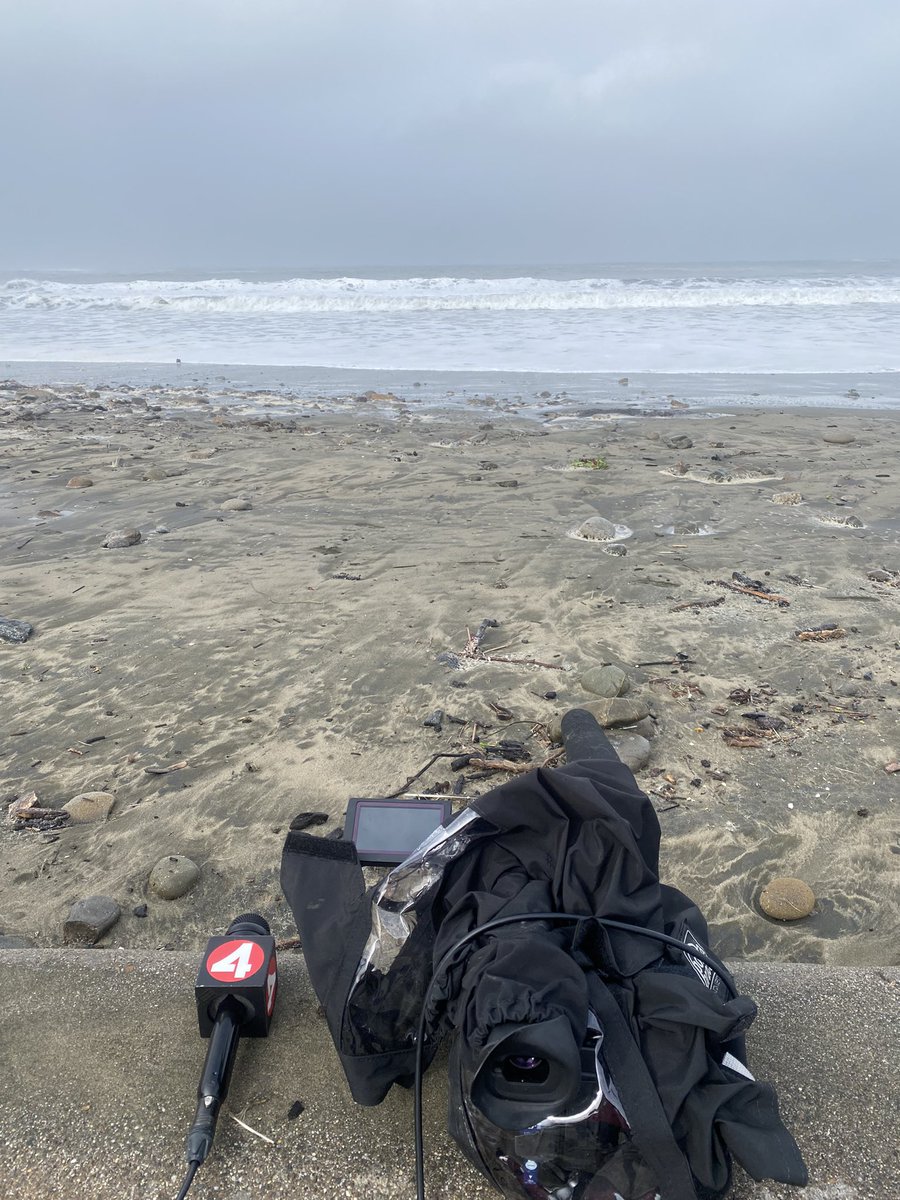 GayleOng's tweet photo. Office - Mavericks to Linda Mar Beach #highsurfwarning #cawx https://t.co/PcDdiuCKz4