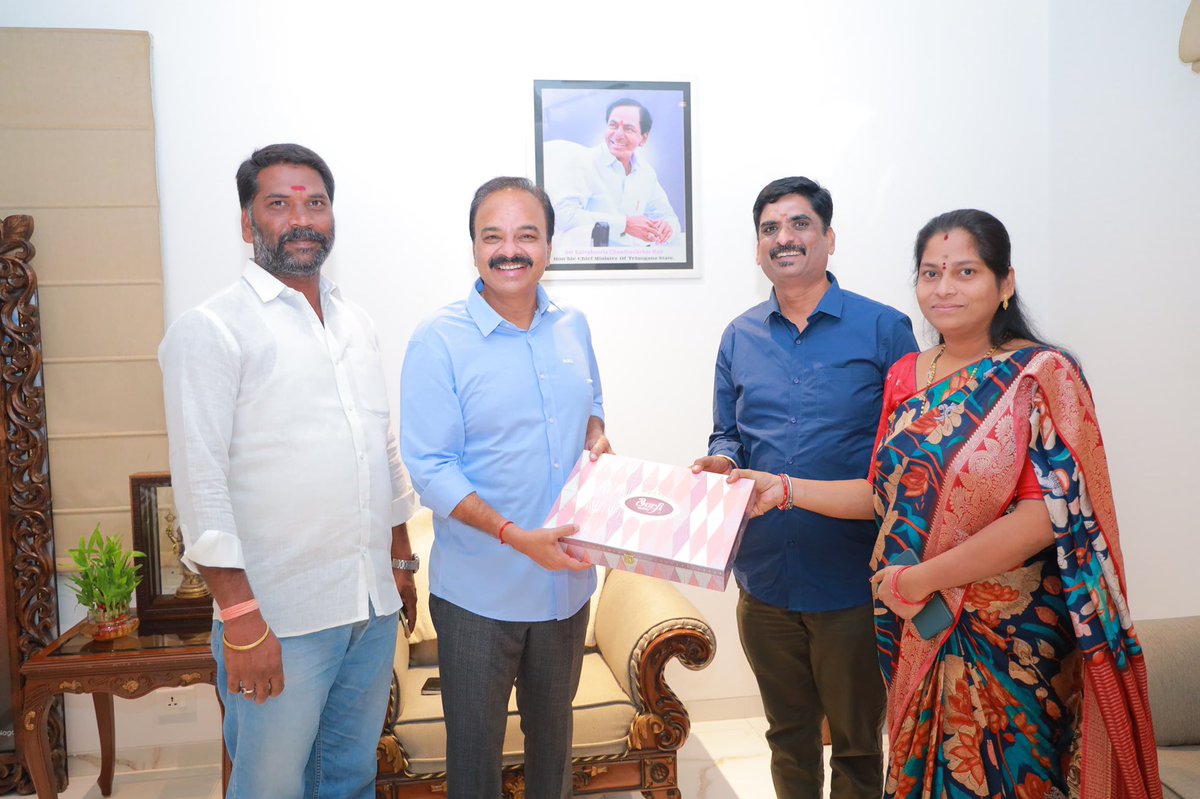 DrRanjithReddy's tweet photo. మన చేవెళ్ల పార్లమెంట్ నియోజకవర్గoకు సంబంధించిన నాయకులు, సామాన్య ప్రజల వినతులు, విజ్ఞప్తులు తెలుసుకుని.., వాటి పరిష్కారానికి కృషి చేస్తానని హామీ ఇవ్వడం జరిగింది. 

#Telangana #TelanganaNews #Chevella @BRSparty @KTRBRS https://t.co/B0G8DhRgvn