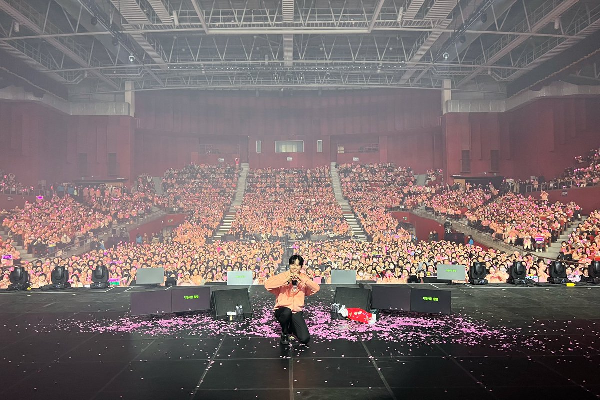 ChanWonOfficial's tweet photo. 📸 찬또그래퍼 📸

찬원과 함께 크리스마스 시즌을
보낼 수 있었던
<찬스감사제> 서울 공연💗

이번 찬스감사제 뿐만 아니라
올 한 해 찬원과 함께해주신
많은 찬스 분들께 감사드리며🥹

앞으로도 찬원을 향한
많은 사랑과 응원 부탁드립니다🥰

#이찬원 #LeeChanWon 
#찬스감사제 
#티엔엔터테인먼트 https://t.co/FS2ajDVzku