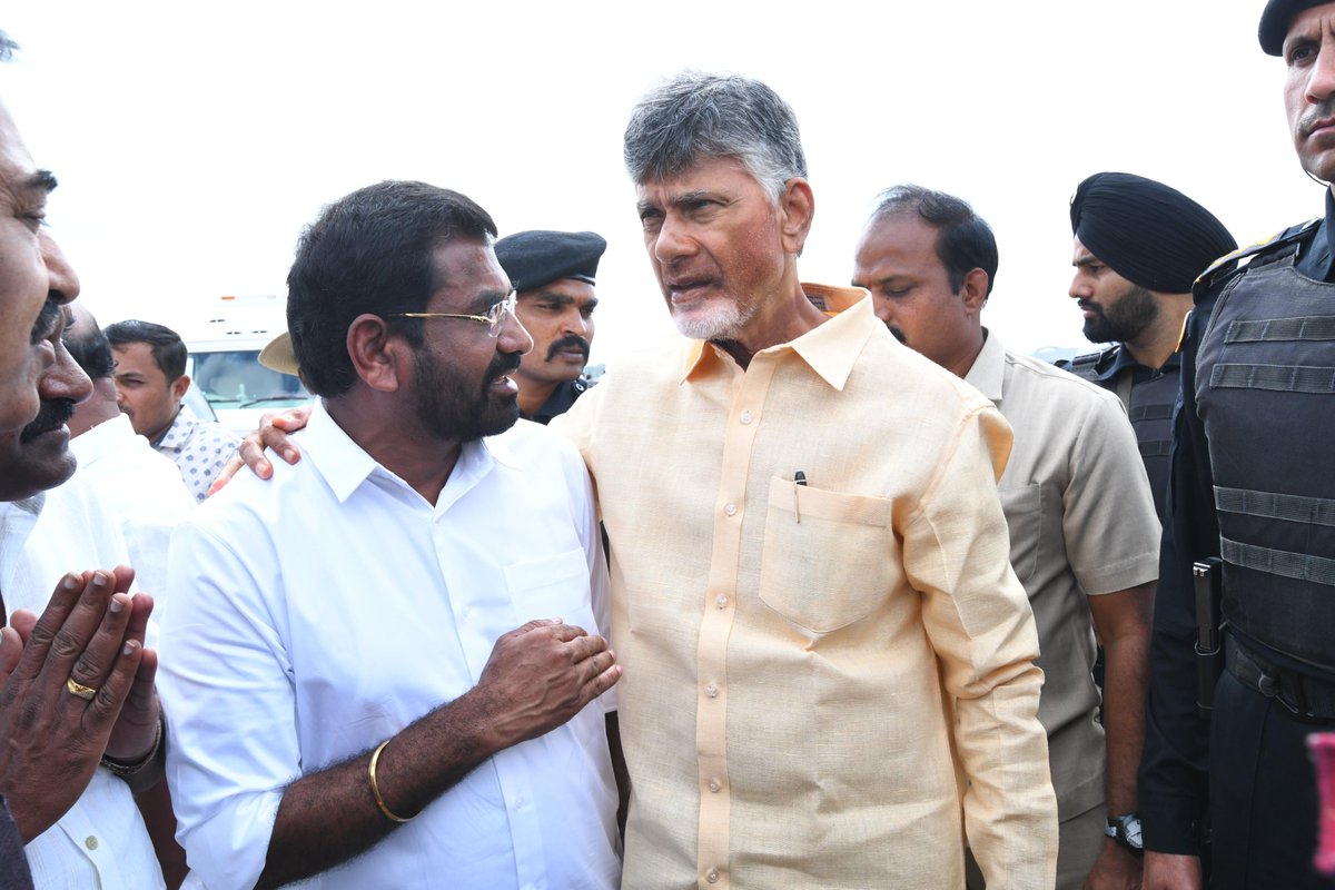 BheemaneniC's tweet photo. బెంగళూరు మహానగర టిడిపి ఫోరం నిర్వహించిన శుభ సందర్భంగా మన జాతీయ టిడిపి అధ్యక్షులు శ్రీ నారా చంద్రబాబు నాయుడు గారిని గౌరవప్రదంగా కలిసిన ఆంధ్రప్రదేశ్ రాష్ట్ర తెలుగుదేశం పార్టీ ప్రభావశీలుల గుర్తింపు కార్యక్రమ సభ్యులు శ్రీ భీమనేని చిట్టిబాబు గారు

#YuvaGalam
#YuvaGalamLoading https://t.co/uKLf665JCX