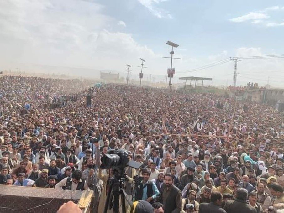 ZiauddinY's tweet photo. ایک طرف چمن میں پچھلے ڈھائی مہینوں سے پشتون اپنے معاشی قتل کے خلاف طویل دھرنا دئے بیٹھے ہیں اور دوسری جانب بلوچ ایک لمبے لانگ مارچ کے بعد اسلام آباد میں ما ورائے عدالت قتل وغارت اور جبری گمشدگیوں کے خلاف دھرنا دینے پر مجبور ہیں۔ دونوں دھرنوں کےمتعلق حکمرانوں کا رویہ نہایت غیر ذمہ دارانہ اور احمقانہ ہے۔ لیکن اس سے بڑا المیہ یہ ہے کہ دونوں مظلوم قوموں کے انتہائی اہم مسائل بڑی سیاسی جماعتوں کے ایجنڈے پر بھی نہیں ہیں۔ ایسی سیاست اور سیاسی نظام کا کیا فائدہ جو مجبور و مظلوم شہریوں کے حقوق کے بجائے ملٹری اور سول اشرافیہ کے مفادات کے محافظ ہوں۔ 
کوئی   امید   بر  نہیں  آتی 
کوئی صورت نظر نہیں آتی
#ChamanSitIn 
#BalochLongMarch2Islamabad