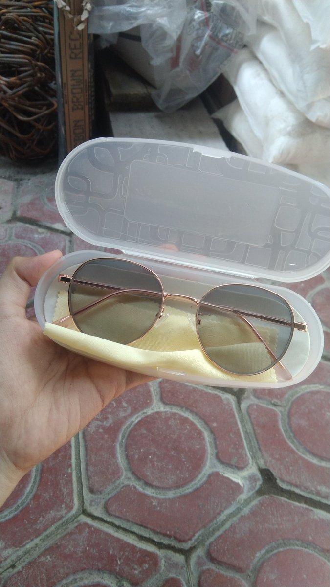 Nadella45562899's tweet image. nderr ak mau jual kacamata minus photocromic, ak pesen salah ukuran minus harusnya 3,50 salah pesan 3,25.. yang mau gantiin 170 nego tipiss 
cuma sekali aja aku pakainyaa
minus kanan dan kiri 3,25
#kacamata #jual #barangsecond #photocromic