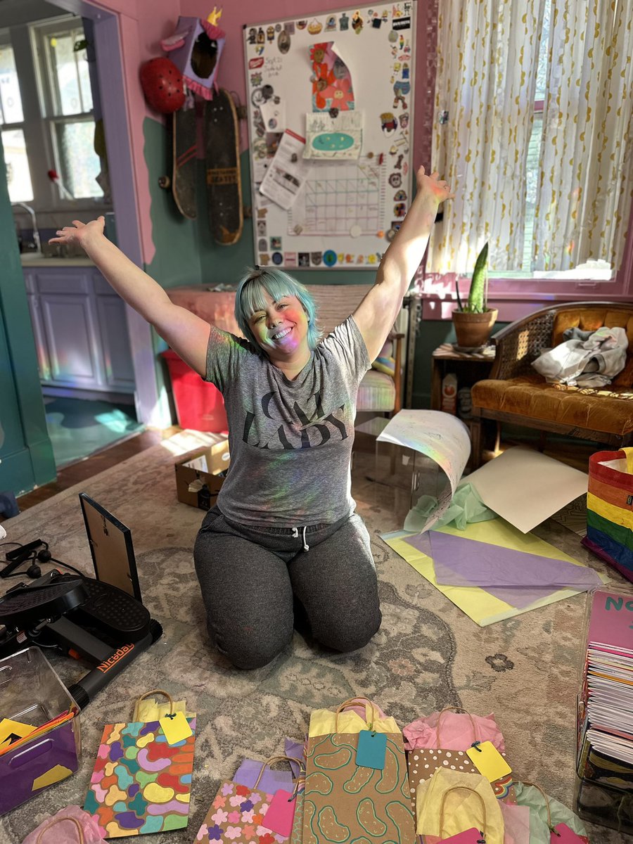 averygetscake's tweet image. This is my best friend @LindseyDoesThis