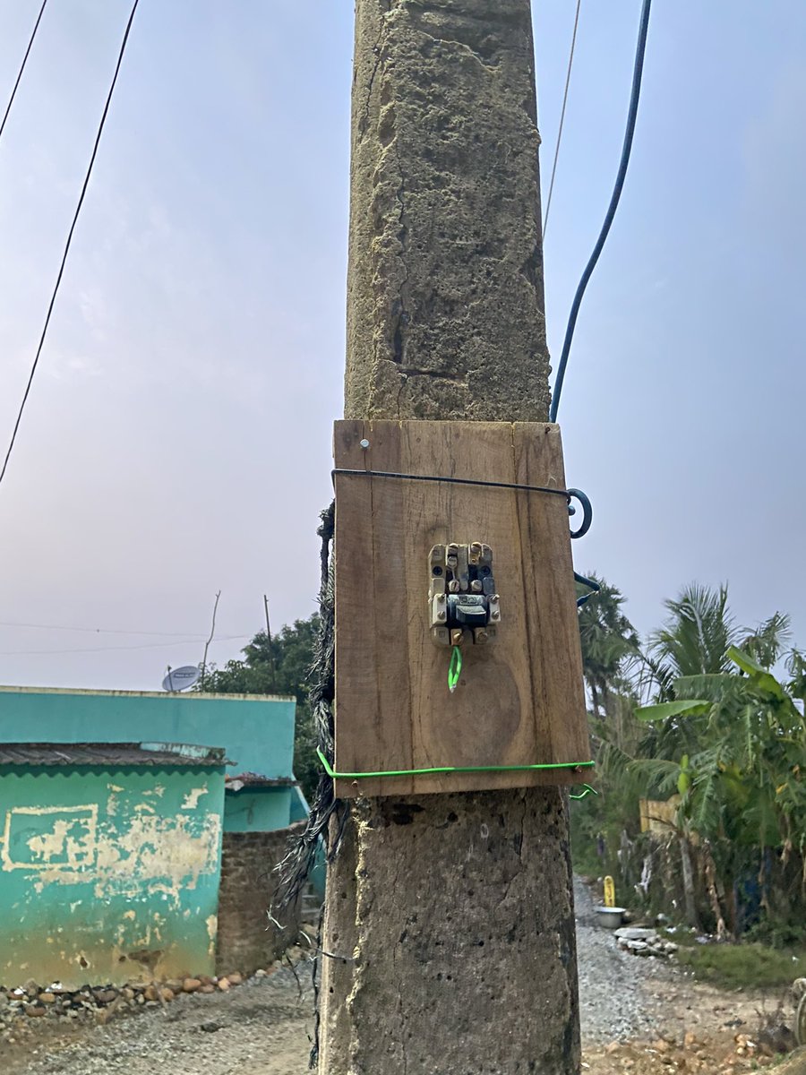 sembedu_601103's tweet photo. Streetlight எரியலன்னு complaint பண்ணா பகல் எல்லாம் ஊரு முழுக்க லைட் எரியுற மாதிரி பண்ணிட்டு போய்ட்டாங்க. அதிகாரிகளே யாருடைய சம்பள காசுல பஞ்சாயத்து current bill கட்டுறீங்க ❓@TiruvallurCollr @prabhusean7 @CMOTamilnadu @TANGEDCO_Offcl @pugalventhan_91 https://t.co/XrtRlKSbW5