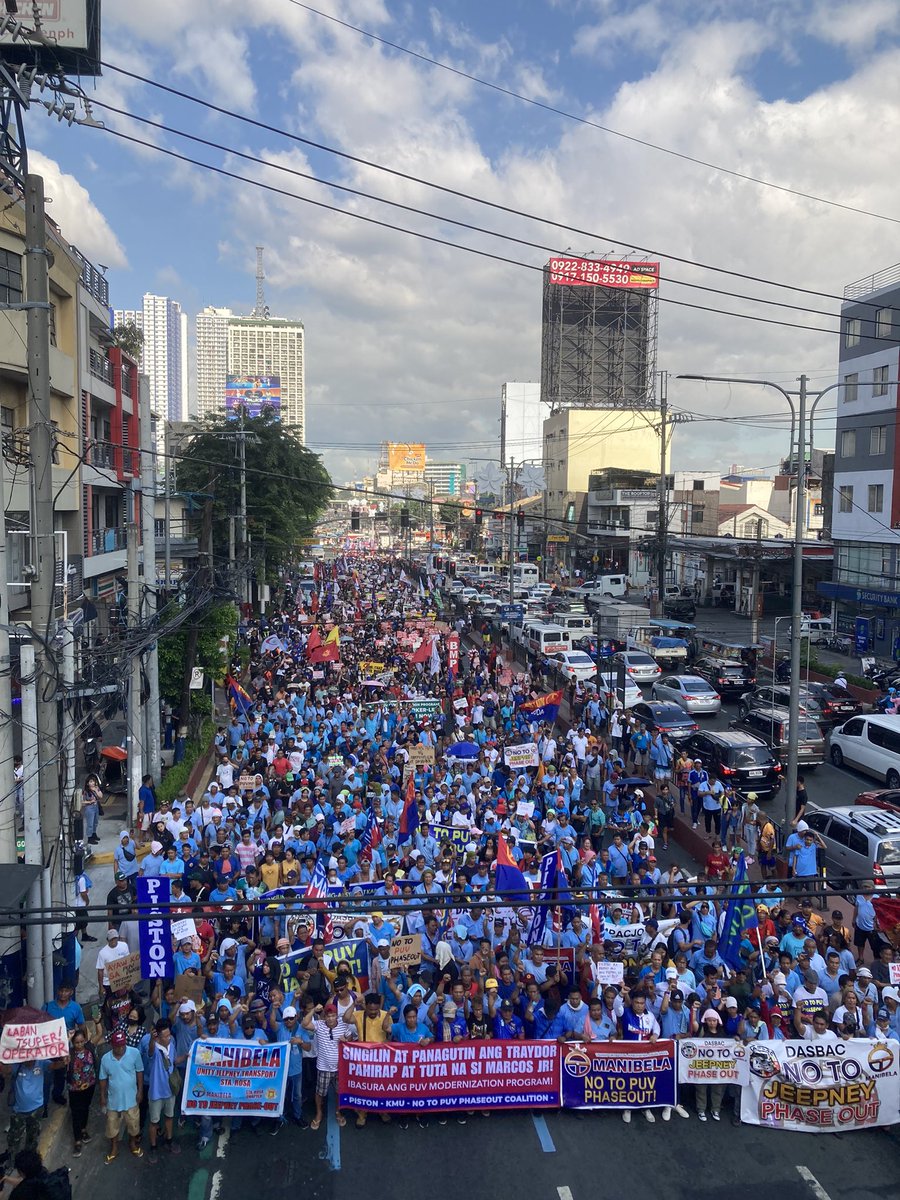 TINGNAN: Libo-libong tsuper ang magmamartsa patungong Mendiola, Manila para upanawagan ang pagbabasura sa huwad na PUV Modernization Program.