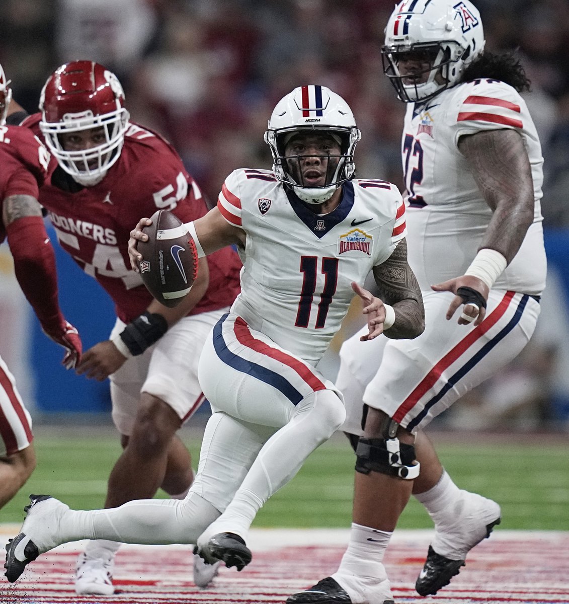 BR_CFB's tweet image. ARIZONA WINS THE @valeroalamobowl 🏆

Noah Fifita: 24-38, 354 pass YDs, 2 TD, 1 INT

Wildcats first 10-win season since 2014 🔥