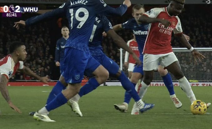 Bantu_Kouture's tweet photo. Every time the gunners lose they quarrel for penalties after the game
Fucking take the loss and wait for the next game 🤫🤫
#ARSvWHU
#Arsenal https://t.co/OVbOGAQ0jQ