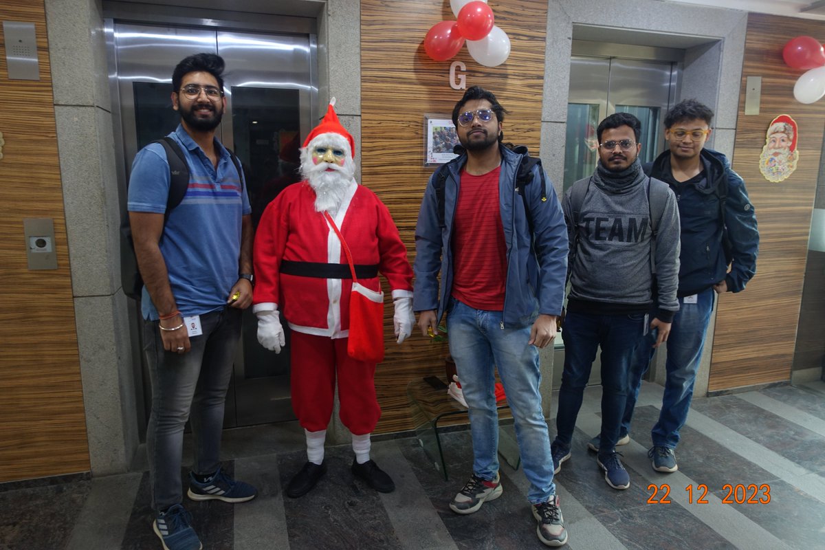 SystiqueStories's tweet photo. #Christmas is always a merry occasion at @hsccorp. Be it the delectable Plum Cake or the joyful “office” #Santa spreading the cheer. With the #NewYear almost in sight, the #celebrations & #memories will be replicated in 2024 but with a renewed spirit!
#ChristmasAtHSC #LifeAtHSC https://t.co/Rg5YlQpNzd