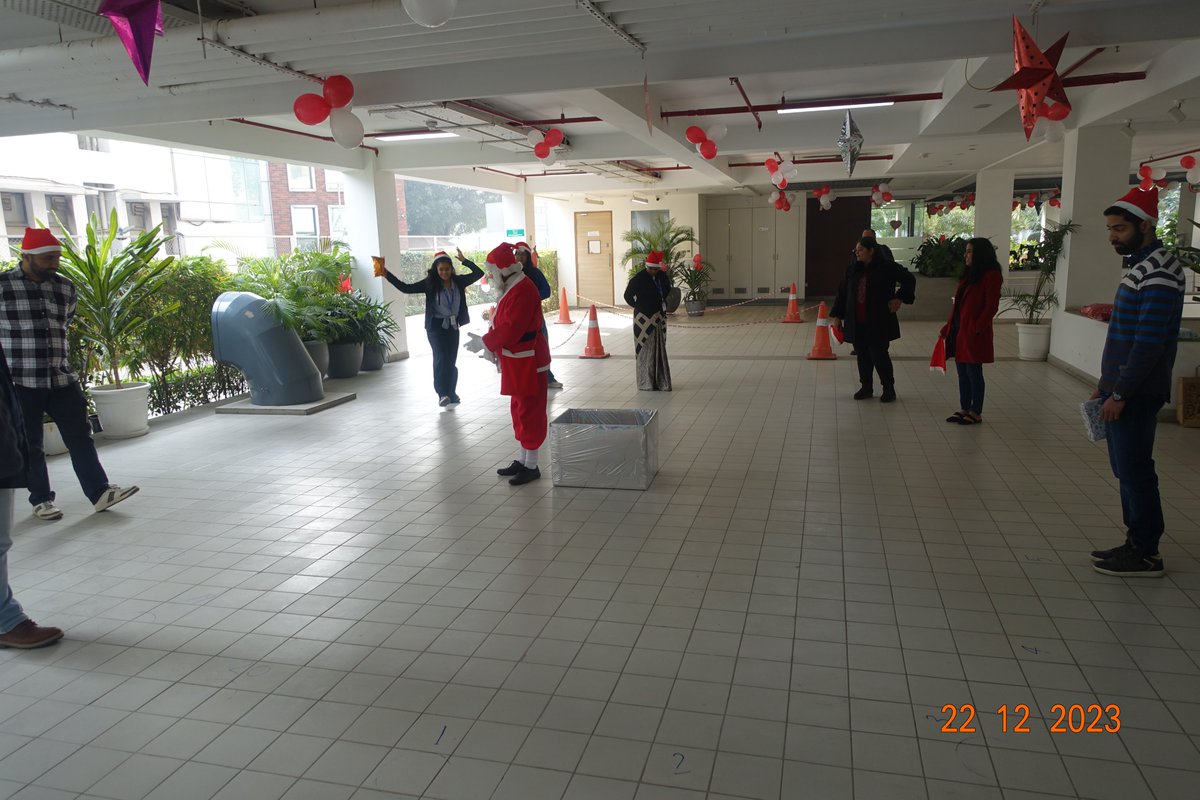 SystiqueStories's tweet photo. #Christmas is always a merry occasion at @hsccorp. Be it the delectable Plum Cake or the joyful “office” #Santa spreading the cheer. With the #NewYear almost in sight, the #celebrations & #memories will be replicated in 2024 but with a renewed spirit!
#ChristmasAtHSC #LifeAtHSC https://t.co/Rg5YlQpNzd