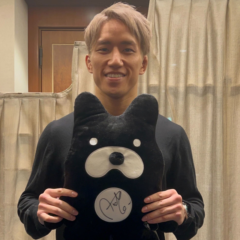 Abema_Fight's tweet photo. ／
#RIZIN45 でタイトルマッチに挑戦する
#朝倉海 選手のサイン入りアベマくんを
抽選で1名様に🎁
＼

《応募方法》
①@ABEMA @ABEMA_Fight をフォロー
②この投稿を引用リポストで #アベマでRIZIN大晦日 をつけて
朝倉海選手への応援コメントを投稿

12/30 23:59〆切
@rizin_PR @kai_1031_