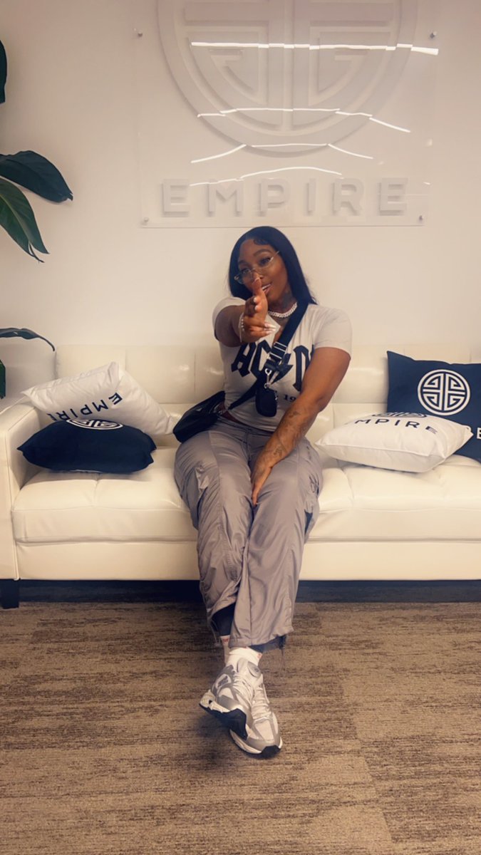 I  DREAMED OF THIS AS A LIL GIRL🥹 IM REALLY A SIGNED ARTIST LIKE WTF😳🥹