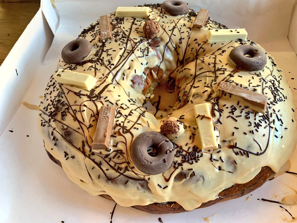 Entre todos los retuits sortearemos un roscón cobertura Kinder relleno de crema y otro cobertura chocolate relleno de nata,para recoger en Belluga el día 5,no te quedes sin probar suerte , PARTICIPA!!