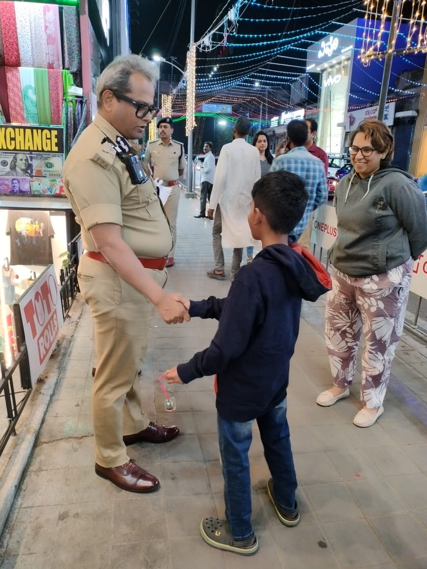 ಹೊಸ ವರ್ಷಾಚರಣೆಯ ನಿಮಿತ್ತ MG road Brigade road ಸುತ್ತ ಸಂಚರಿಸಿ ಅಲ್ಲಿ ಆಗಬೇಕಾಗಿರುವ ವಿವಿಧ ವ್ಯವಸ್ಥೆಗಳ ಬಗ್ಗೆ ಪರಿಶೀಲಿಸುವಾಗ ಕಂಡ ಕೆಲವು ನೋಟಗಳು....