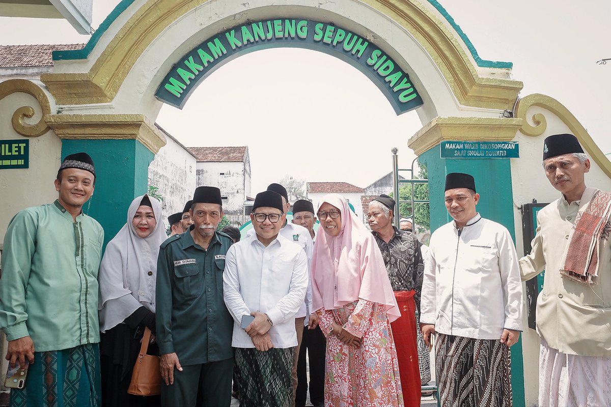 Jum’at Berkah
Alhamdulillah, sebelum sholat jum’at di Masjid Kanjeng Sepuh Sidayu Gresik, saya menyempatkan ziarah ke Makam Kanjeng Sepuh Sidayu. Beliau merupakan Bupati Sedayu kedelapan sekaligus yang paling dikenal oleh masyarakat karena mampu membuat rakyat tenteram, makmur