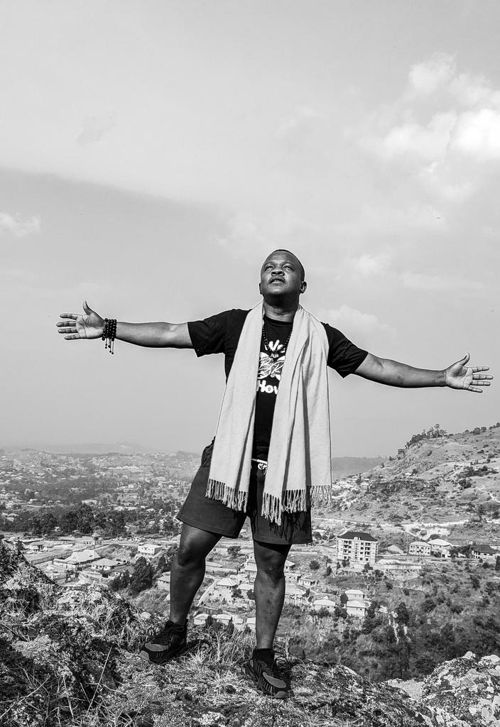 Mottanni's tweet photo. God Bless Abakwa 
#237poets 
#tanniawa 
#dsaintlivingston 
#ngraffipikin 
#Mottanni 
#237music https://t.co/O6u6zbKL7Y
