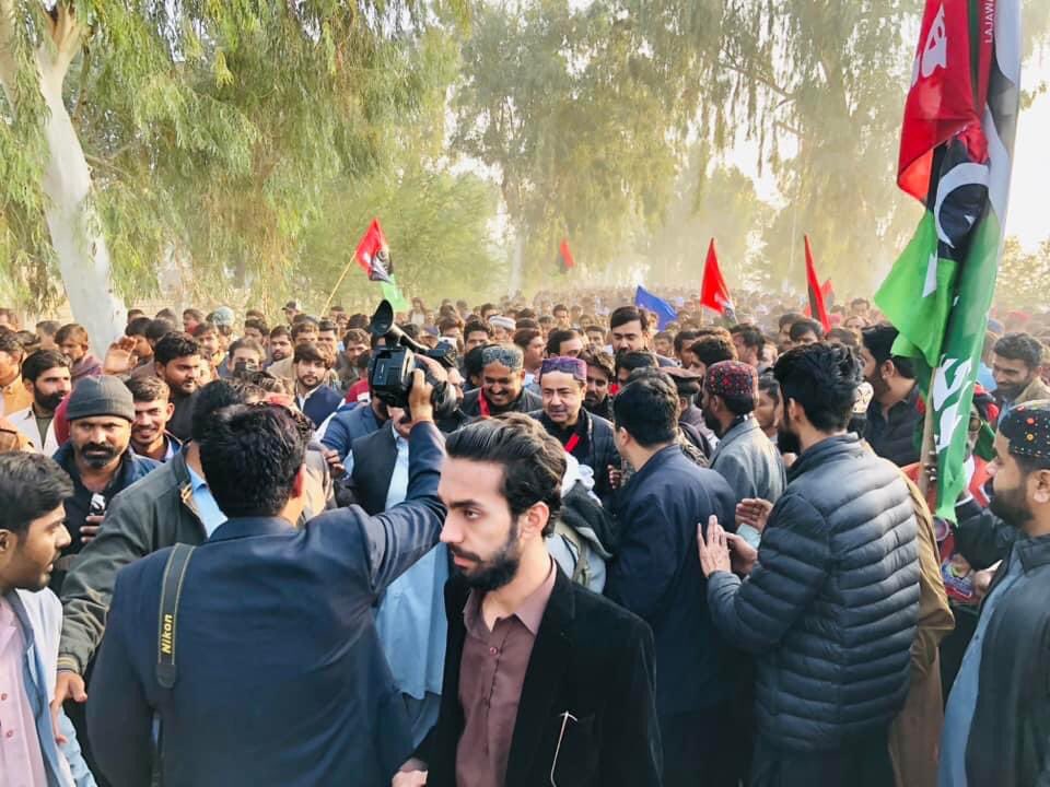 لاڑکانہ ہزاروں لوگوں عوام کا قافلہ سیال ہاوس انور آباد  اور سیال ہاوس سٹی لاڑکانہ سے گڑھی خدا بخش بھٹو جلسہ گاہ پہنچا 🇱🇾✌️🇱🇾
<a href="/BBhuttoZardari/">Bilawal Bhutto Zardari</a> 
<a href="/AAliZardari/">AsifAliZardari</a> 
<a href="/FaryalTalpurPk/">Faryal Talpur</a> 
<a href="/siyal_anwar/">Sohail Anwar Siyal</a>