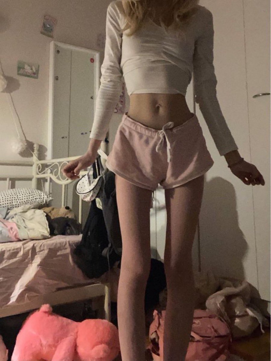 auriicals's tweet photo. Post your ideal 🤍;
          - body
          - hair
          - handz
          - outfits https://t.co/ACEBIFdQrb